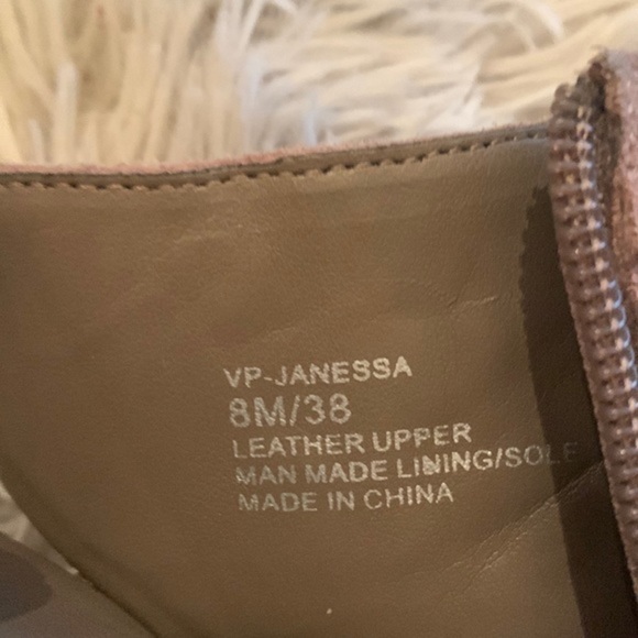 Vince CAMUTO Beige Suede Leather Janessa Peep Toe Heels Size 8 With Tassels - Picture 10 of 12